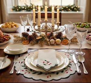 Ensemble de sets de table ronds en lin brodés sur mesure avec motif houx de Noël et bord festonné, et serviettes de table, lavables en machine - Product Image 4