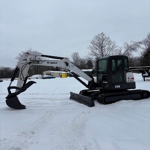 Mini-excavatrice Bobcat E50, excavatrice compacte fiable avec hydraulique avancée pour des travaux de terrassement précis. - Product Image 2