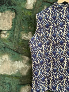 Gilet matelassé en coton bleu indigo de qualité supérieure pour femme, imprimé floral à la main, sans manches, pour l'exportation en gros - Product Image 3