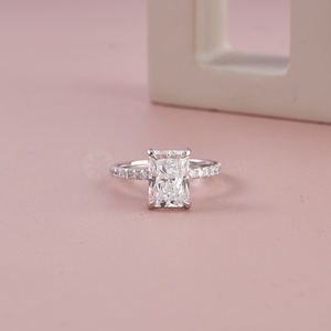 Anillo de Diamante Cultivado en Laboratorio con Corte Baguette, Diseño Moderno, Oro Blanco con Incrustaciones, Certificado IGI con Claridad VVS para Mujer, en Venta - Product Image 1