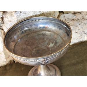 Cuenco con pedestal de estilo antiguo hecho con base de aluminio y delicados adornos decorativos a lo largo del borde - Product Image 3
