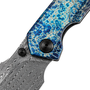 Navajas Plegables con Mango Azul y Negro con Patrón Damasco Gris y Sección de Agarre Negra para Uso Diario al Aire Libre - Product Image 5