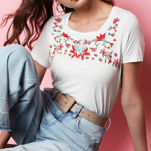 Camisetas Casuales para Mujer con Estampado y Bordado, Fabricante OEM, Camiseta de Moda Premium con Detalles Cosidos, Marcas Modernas de Ropa Femenina, Talla Grande - Product Image 4