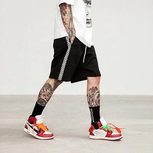 Shorts de sport personnalisés style streetwear pour hommes, noir et blanc à carreaux, bande latérale, taille élastique, impression numérique, service OEM disponible - Product Image 3