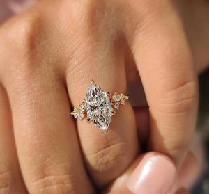 Anillo de Moissanita en Oro Blanco, Amarillo o Rosa de 14k, Anillo de Compromiso para Mujer, Joyería de Boda, Marca Avira Jewels, Sin Níquel - Product Image 1