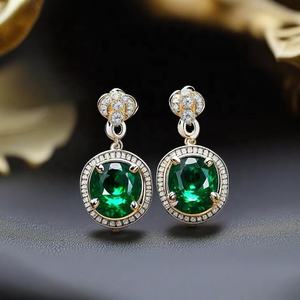 Explorez le dernier design vert exclusif Boucles d'oreilles pendantes en plaqué or pour femmes et filles - Product Image 2