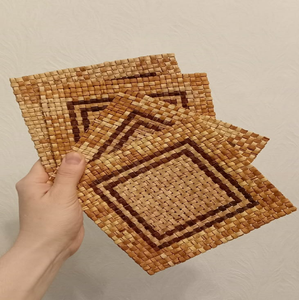 Sous-verres ronds en bambou tressé ou en rotin de paille avec bordures en bois foncé et support en bois assorti, disponibles à prix de gros. - Product Image 2