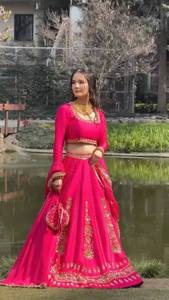 Vestido de Noche Largo de Satén Rosa con Bordado, Estilo Banarasi, Manga Larga, Hecho a Mano, Elegante, con Sujetador Incorporado - Product Image 4