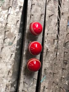 Pelota de Cricket Roja Personalizable de la Mejor Calidad RX, Tamaño 4, Cosida a Mano, Duradera, Ligera y Ecológica, la Elección de los Cricketeros - Product Image 5