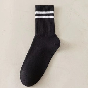 Chaussettes noires pour hommes avec rayures blanches, en coton tricoté respirant, pour un usage quotidien, style printemps, coupe classique - Product Image 1