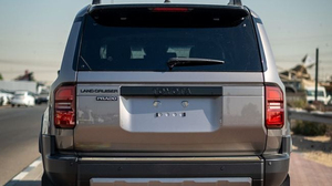 รถยนต์โตโยต้า ปราโด ปี 2025 ใหม่เอี่ยม เครื่องยนต์ดีเซล 4.1-6 ลิตร เทอร์โบ ไอ-ฟอร์ซ เกียร์อัตโนมัติ พวงมาลัยซ้าย หลังคาพาโนรามิกสีดำ ไฟ LED ล้ออัลลอย ภายในตกแต่งด้วยหนัง - Product Image 5