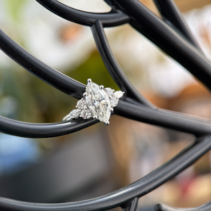 Bague de fiançailles pour femme en or blanc 14 carats plaqué rhodium, diamant taille marquise 1,50 carat certifié IGI, pierres latérales, design floral - Product Image 6