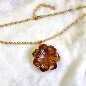 Pendentif Fleur en Œil de Tigre Naturel, Collier en Pierre Précieuse Sculptée, Élégant Pendentif Floral Œil de Tigre pour Femme, par Grossiste Indien - Product Image 5