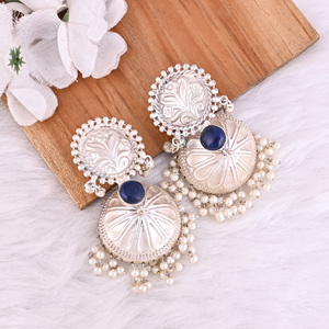 Pendientes Colgantes de Diseño Étnico en Plata Alemana con Incrustaciones de Perlas y Piedras en Azul Tinta - Product Image 2