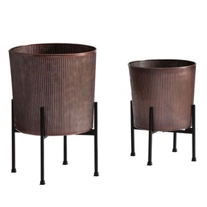 Support de plante en métal de haute qualité, design classique, nouveaux pots de fleurs pour la décoration extérieure de la maison et du jardin, vente en gros - Product Image 1