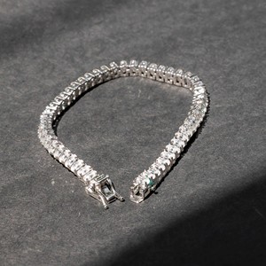 Élégant bracelet tennis en or blanc avec pierres ovales taille brillant transparentes, collection de bijoux de luxe pour femme, idéal pour mariage ou cadeau - Product Image 2