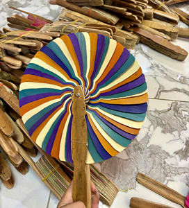 Éventail artisanal vietnamien en feuilles de palmier séchées pour décoration de fête avec logo gravé sur mesure - Product Image 5