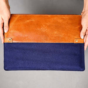 Housse pour ordinateur portable en cuir véritable, motif imprimé, personnalisable avec logo, pour voyages d'affaires, design élégant. - Product Image 4
