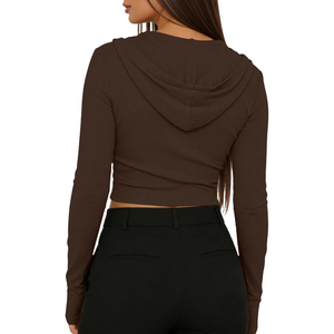 Nouveau haut court côtelé marron à capuche et fermeture éclair pour femme, manches longues, couleur unie, tricoté, respirant, pour l'automne, vente en gros, OEM ODM - Product Image 2