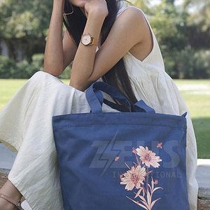 Bolsa de mano fácil de transportar para organizar artículos esenciales y accesorios, con acabado duradero. - Product Image 5