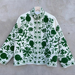 Veste courte ethnique en coton blanc brodée Suzani bohème pour femme, motif floral vert - Product Image 1