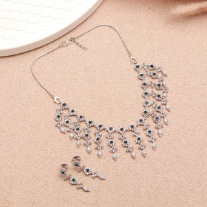 Conjunto de Gargantilla con Piedra Esmeralda Verde para Mujer |   Collar de Diseño Premium con Circonitas Cúbicas |   Joyería de Fiesta Chapada en Oro Blanco - Product Image 1