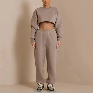 Ensemble de survêtement sportif 2 pièces pour femme, entièrement personnalisable, coupe courte, motif uni, idéal pour le jogging et les activités sportives - Product Image 2