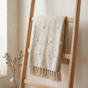 Plaid décoratif en coton tissé à motif quadrillé beige, couverture à pompons touffetés, décoration intérieure neutre - Product Image 4
