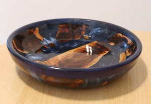Bol universel artisanal en résine et bois, avec glaçure bleue et incrustation en bois, pour la décoration de la maison et la table à manger - Product Image 4