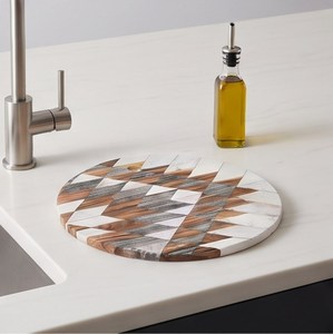 Tabla de cortar redonda de madera con diseño geométrico de mosaico y orificio para colgar - Product Image 5