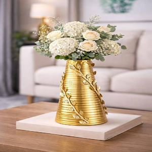 Vase antique en laiton cannelé avec socle et patine vieillie discrète, contenant des pivoines blanches, disponible à prix de gros - Product Image 3