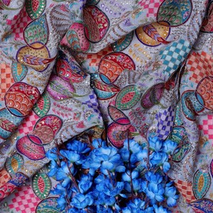 Robe en tissu crêpe léger brodé de fleurs ethniques indiennes AMBICA PRINT pour mariage/occasion spéciale, origine Gujarat - Product Image 6