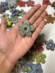 Perles de verre Krobo africaines faites à la main - Perles de verre en forme de tournesol à 5 pétales pour la fabrication de bijoux en gros - Product Image 3