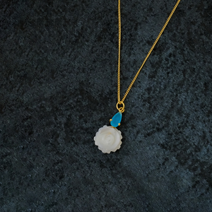 Colgante de flor de rosa tallada en nácar blanco, chapado en oro, collar de flor romántico, regalo de joyería de cumpleaños para ella. - Product Image 3
