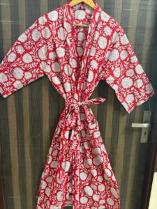 Bata Kimono de Algodón Transpirable para Mujer, con Cuello en V y Estampado Floral Rojo, Ligera, para Verano, Ropa de Estar por Casa o Playa - Product Image 1