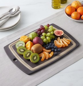 Planche à découper rectangulaire en plastique bicolore avec rainure pour les jus et trou de suspension - Product Image 3
