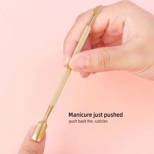 Empujador de Cutículas de Metal Resistente Silver Edge con Agarre Ergonómico para el Cuidado de Manicura y Pedicura - Product Image 5