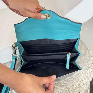 Portefeuille Pochette de Luxe en Cuir de Vachette et Fourrure, Orné de Conchos Turquoises et Motifs Floraux Gravés à la Main, avec Dragonne, pour Femme - Collection Mars 2026 - Product Image 6