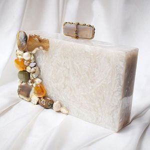 Bolso de Resina con Purpurina Floral Colorida y Perlas, Hecho a Mano con Técnica de Fundición, Modelo de Moda para Fiestas por H a CRAFT - Product Image 3