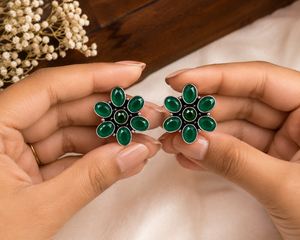 Boucles d'oreilles clous florales vintage en argent oxydé et onyx vert, MOQ disponible |   Bijoux ethniques en laiton pour femmes, vente en gros, Inde - Product Image 1