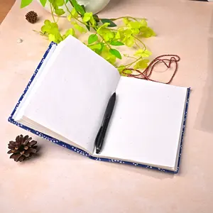 Diario/Cuaderno Floral Rústico Hecho a Mano con Papel Reciclado de 6x4 Pulgadas con Cierre, Diario Personal Ecológico - Product Image 3