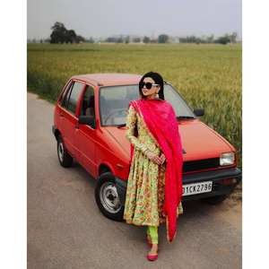 Robe de soirée à imprimé floral de créateur avec dupatta, en tissu mousseline, silhouette trapèze avec taille naturelle, look élégant - Product Image 3