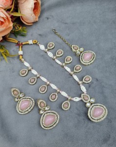 Parure de bijoux de créateur pour femme : Collier exquis en perles et pierres taillées en trillion, avec boucles d'oreilles et mangtika – Vente en gros - Product Image 1
