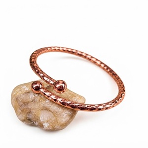 Bracelet manchette tricolore en métaux mélangés, style vintage, tressé en fil, ajustable, motif celtique, multi-brins, pour femmes et hommes - Product Image 3