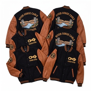 Chaqueta universitaria al por mayor verde bosque con cuerpo de lana y mangas de cuero color canela, bordado de mampostería, ingenieros, arco, puente, viaducto y keystone. - Product Image 2