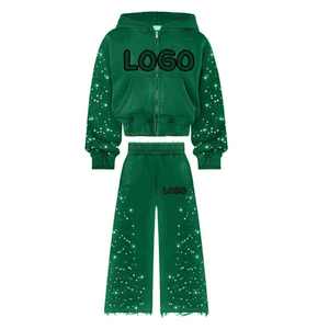 Conjunto deportivo de dos piezas para mujer estilo Y2K, color marrón con pedrería, chaqueta con capucha y cremallera, y pantalones con cintura elástica. - Product Image 5