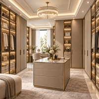 Système de dressing en cuir intemporel avec écran LED et finition haut de gamme pour projets hôteliers et de rangement intégral