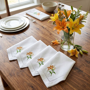 Serviette de table carrée en lin personnalisée, blanche, brodée de fleurs de lys, ourlet festonné, faite à la main, lavable en machine, durable, pour avion et maison - Product Image 3