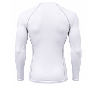 Camiseta deportiva de compresión duradera hecha de una mezcla de poliéster y spandex de alta calidad, controla la humedad y ofrece un rendimiento duradero. - Product Image 2