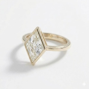 Anillo de Compromiso con Diamante Cultivado en Laboratorio, Certificado IGI, 2ct, Corte Lozenge, Engaste de Bisel, Corte Romboidal Escalonado en Oro Amarillo de 14K/18K - Product Image 6